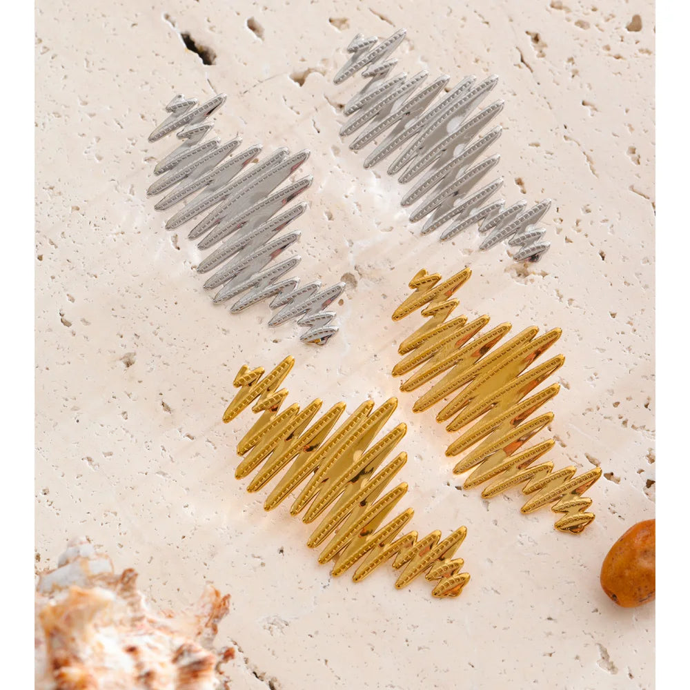 Geometric earrings in gold-plated stainless steel.