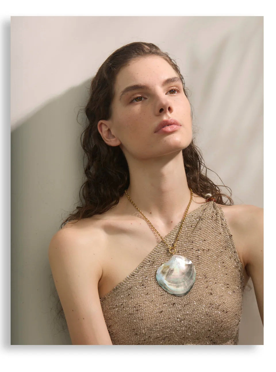 Pearl shell geometric necklace in gold-plated stainless steel with pearl and shell.