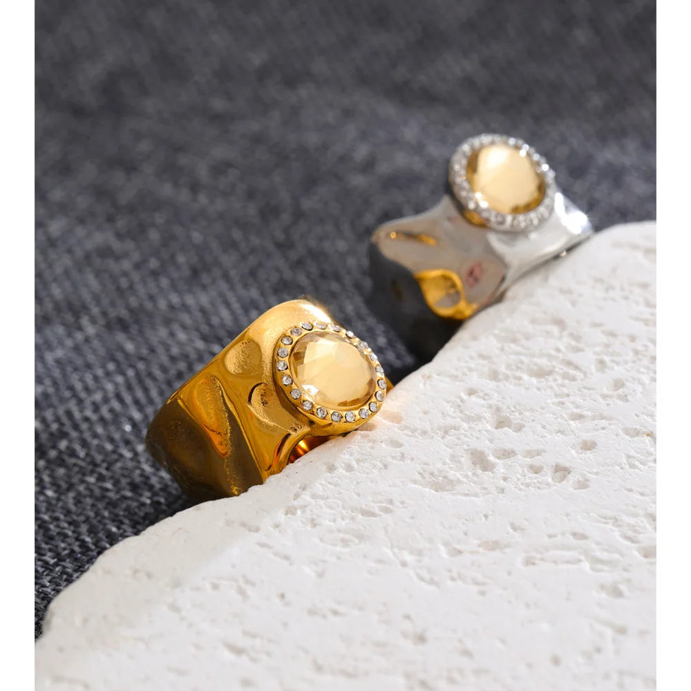 Cubic zirconia geometric ring in 18K gold-plated stainless steel with cubic zirconia.