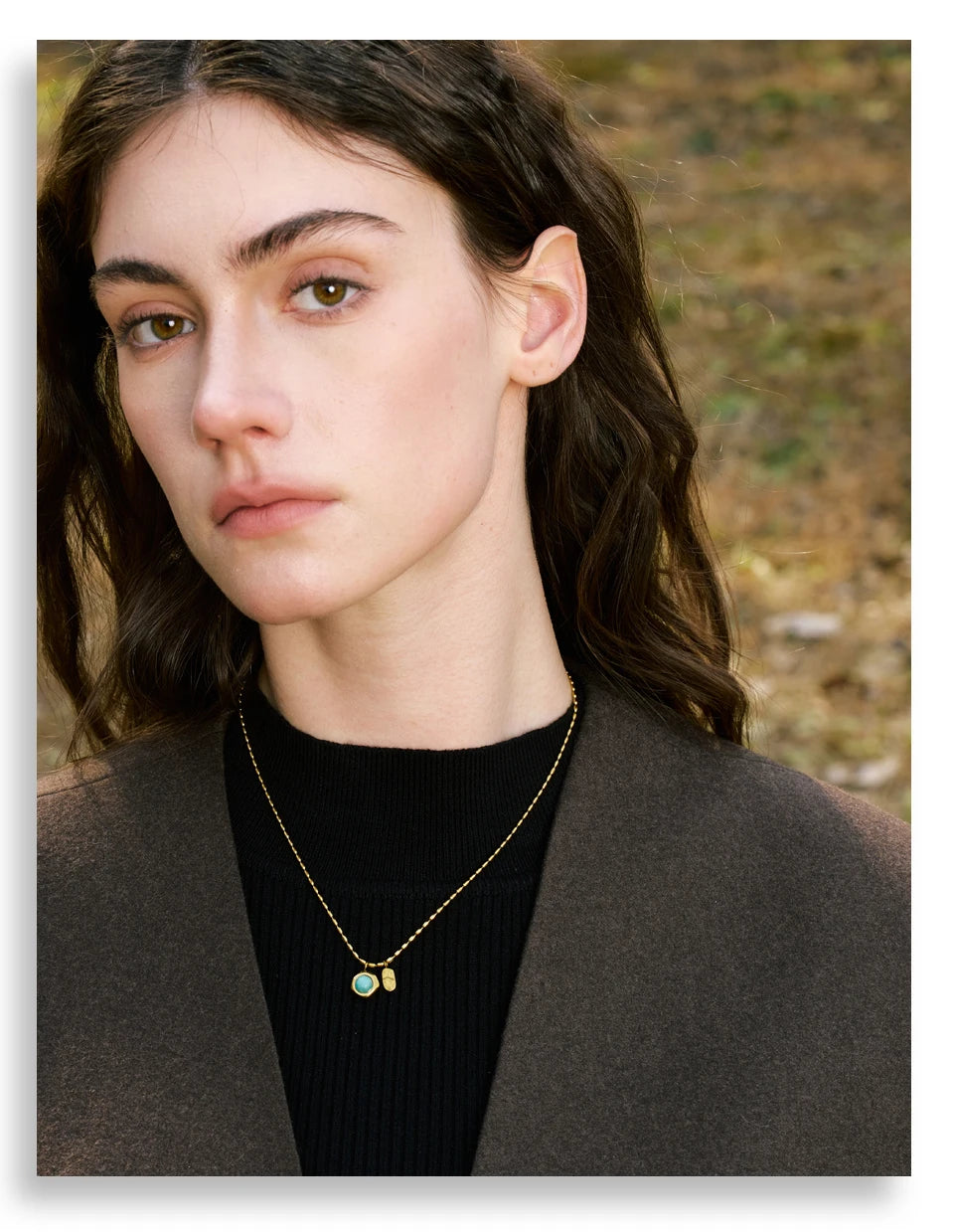 Natural stone geometric necklace in gold-plated stainless steel with natural stone.