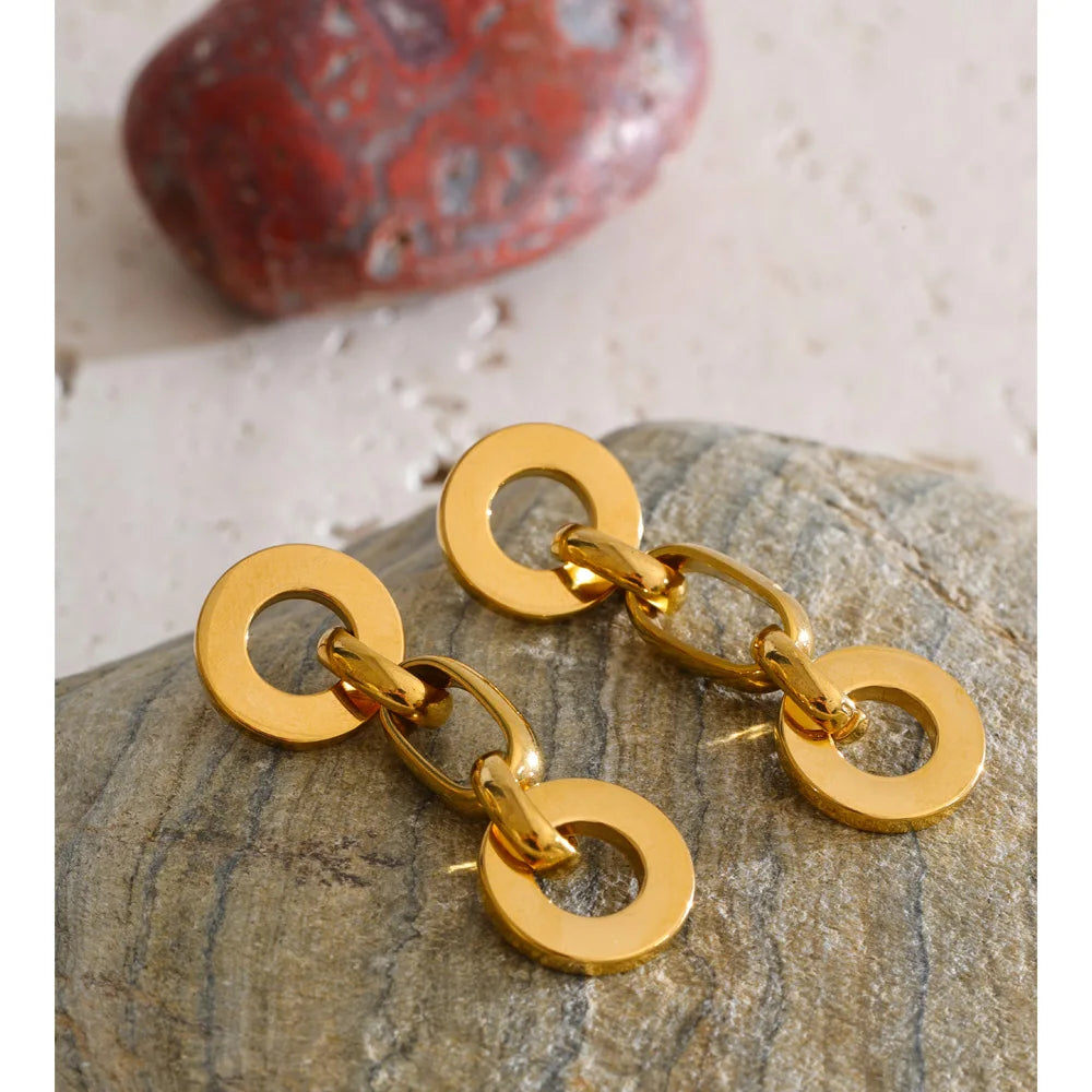 Geometric chain earrings in gold-plated stainless steel.