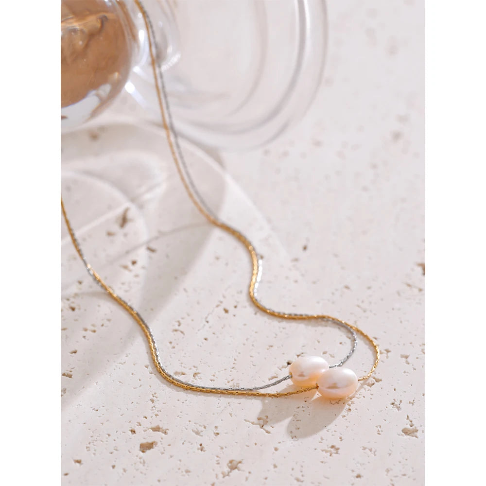 Freshwater pearl geometric necklace in gold-plated stainless steel with freshwater pearl.