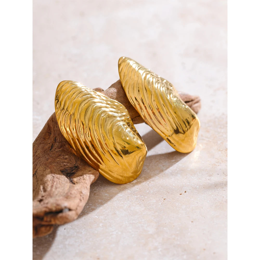 Geometric earrings in gold-plated stainless steel.