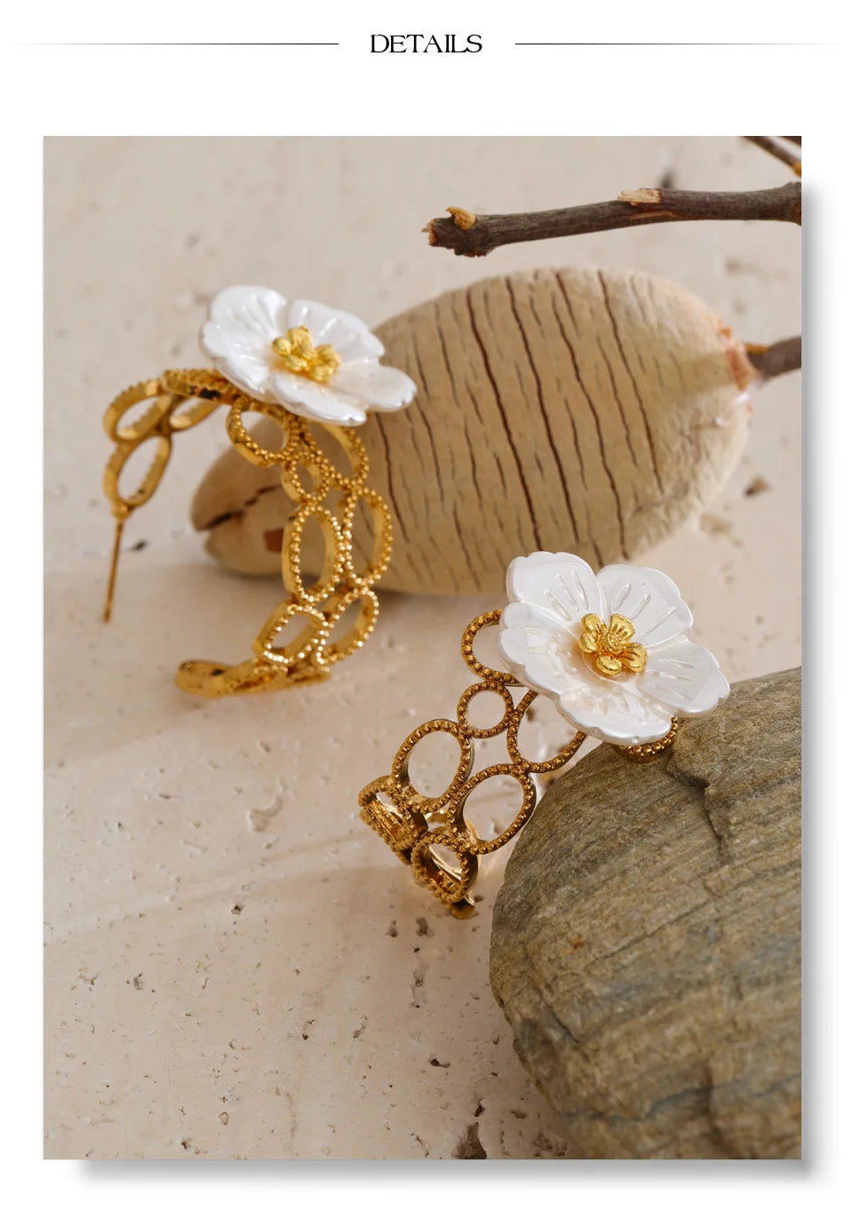 Resin flower earrings in gold-plated stainless steel with resin.