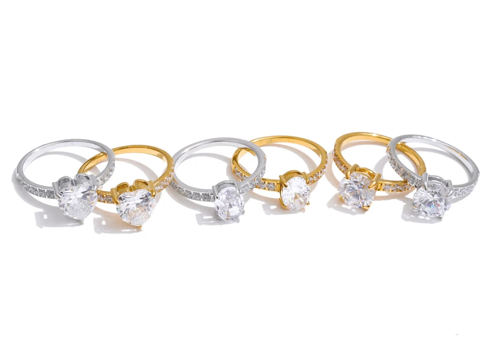 Cubic zirconia heart ring in gold-plated stainless steel with cubic zirconia.