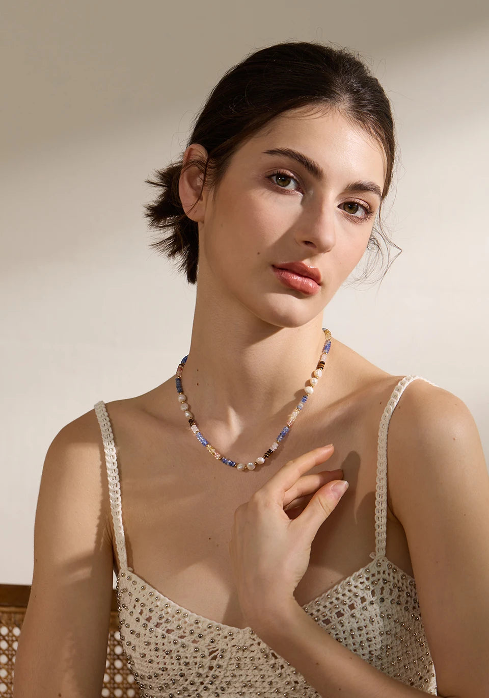 Freshwater pearl natural stone beaded necklace in gold-plated stainless steel with freshwater pearl and natural stone.