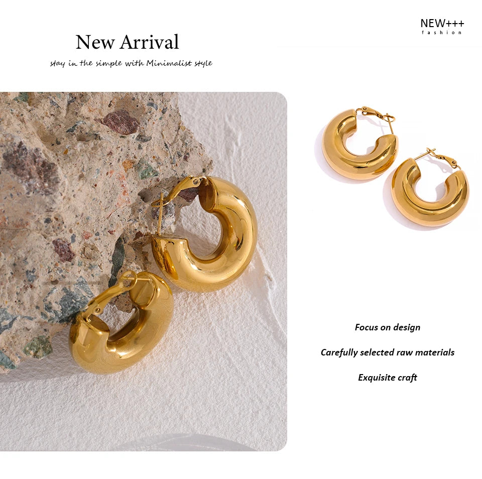 Minimalist geometric earrings in gold-plated stainless steel.