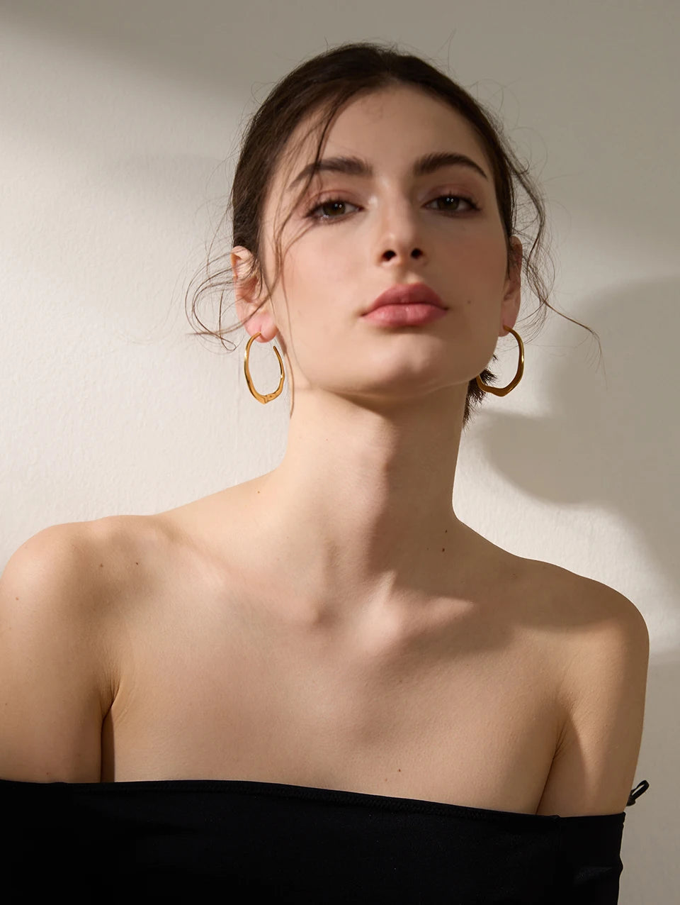 Minimalist geometric earrings in gold-plated stainless steel.