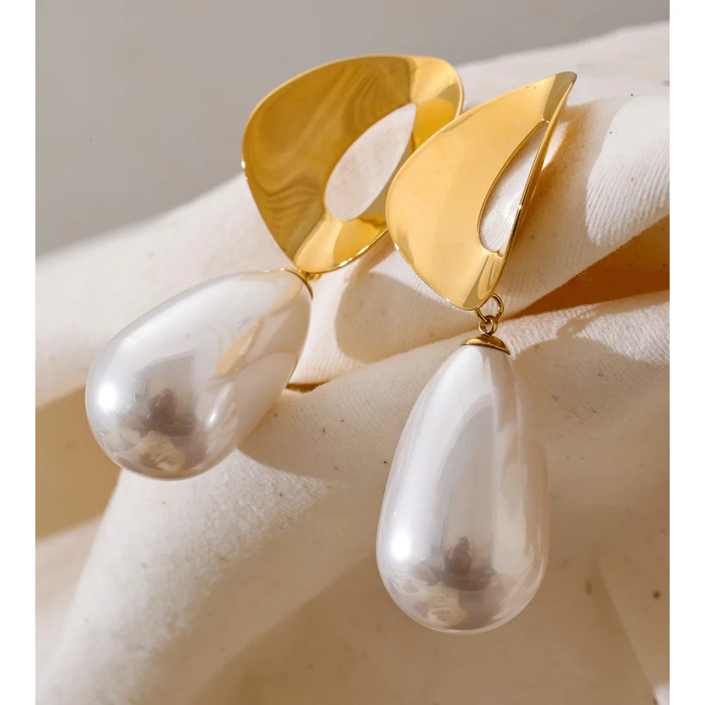 Pearl geometric earrings in gold-plated stainless steel with pearl.
