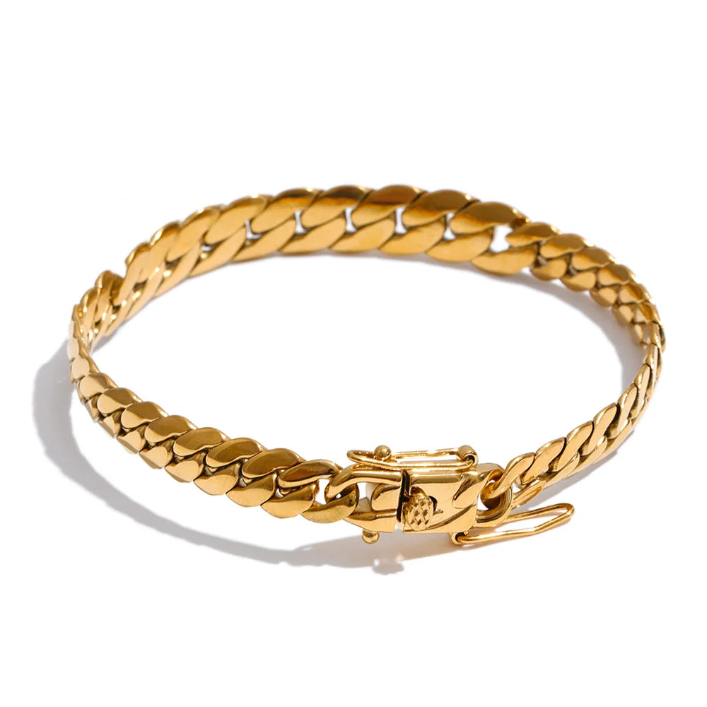 Geometric chain necklace in gold-plated stainless steel.