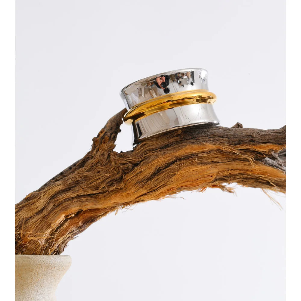 Minimalist geometric ring in 18K gold-plated stainless steel.