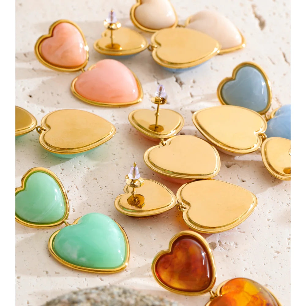 Resin acrylic heart earrings in gold-plated stainless steel with resin and acrylic.