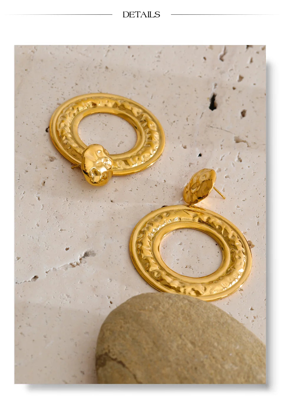 Geometric earrings in gold-plated stainless steel.