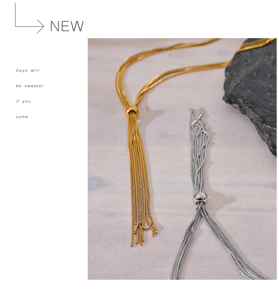 Geometric chain necklace in gold-plated stainless steel.
