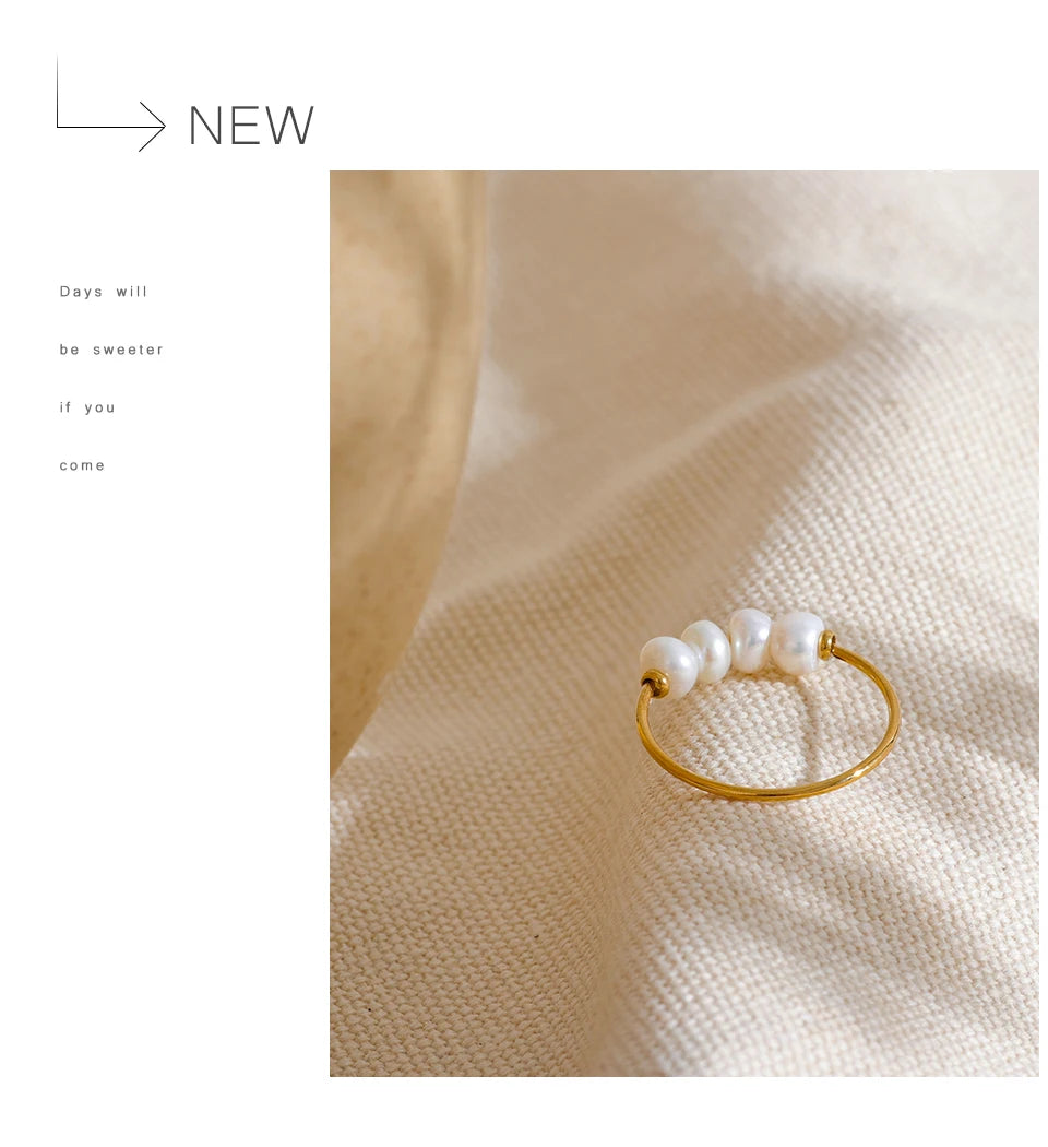 Freshwater pearl geometric ring in 18K gold-plated stainless steel with freshwater pearl.