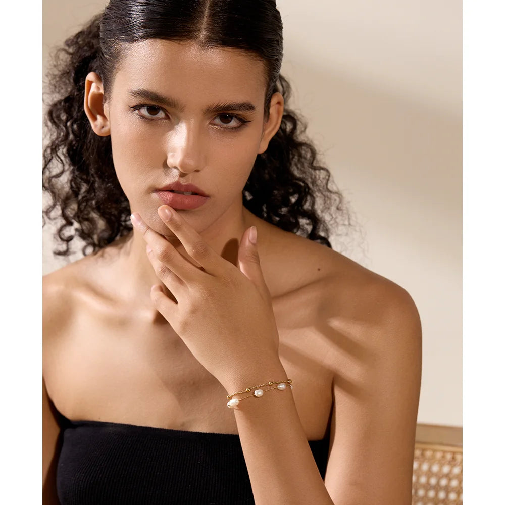 Freshwater pearl geometric chain necklace in gold-plated stainless steel with freshwater pearl.