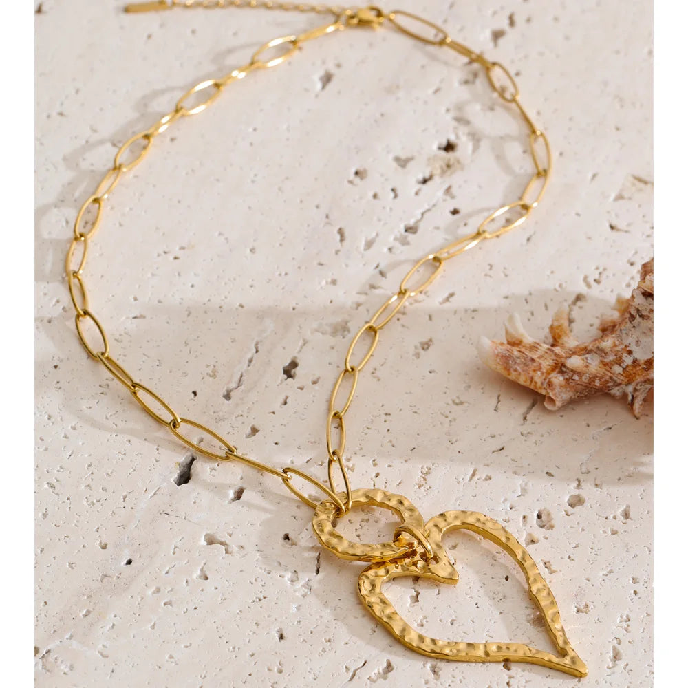 Heart necklace in gold-plated stainless steel.