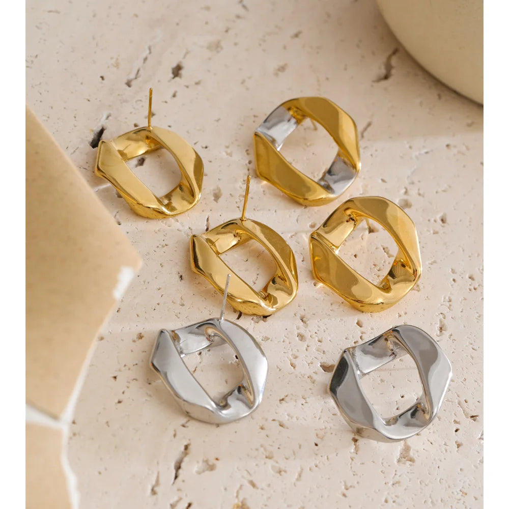 Geometric earrings in gold-plated stainless steel.