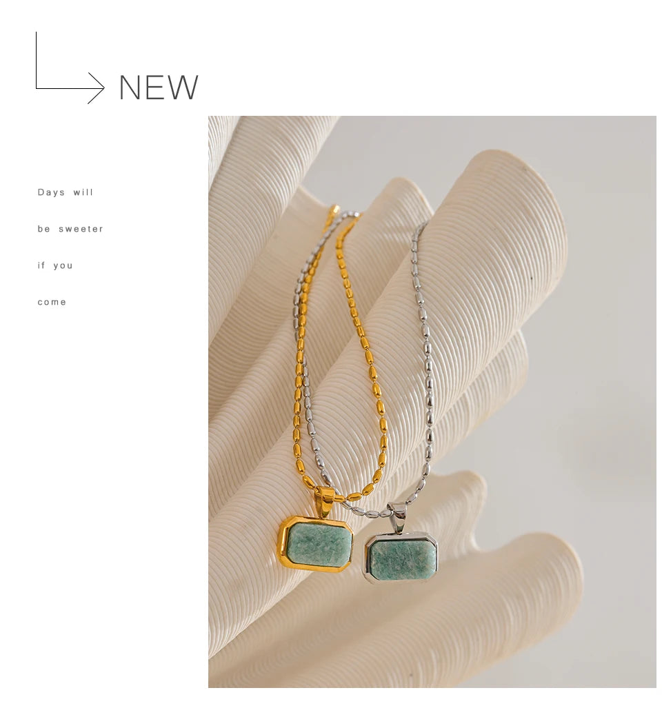 Natural stone geometric necklace in gold-plated stainless steel with natural stone.