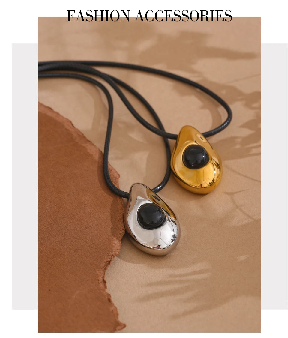Natural stone geometric necklace in gold-plated stainless steel with natural stone.