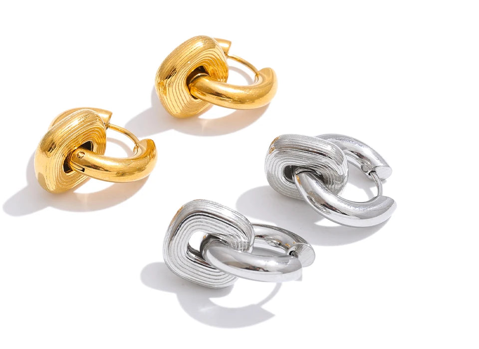 Geometric earrings in gold-plated stainless steel.