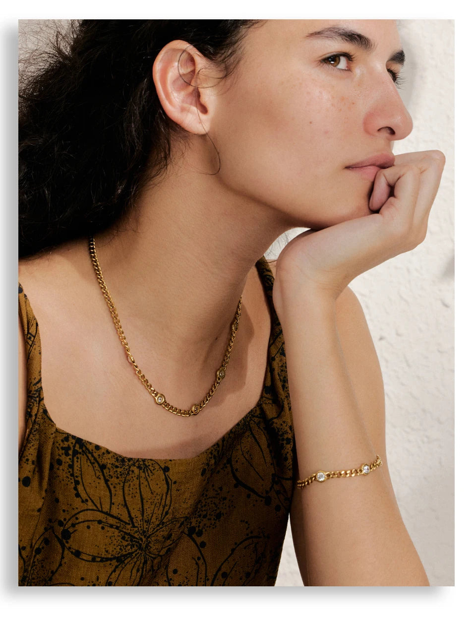 Cubic zirconia geometric chain necklace in gold-plated stainless steel with cubic zirconia.