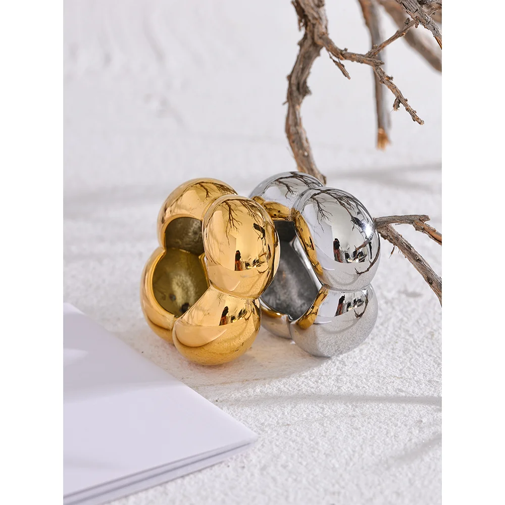 Flower geometric ring in 18K gold-plated 316L stainless steel.