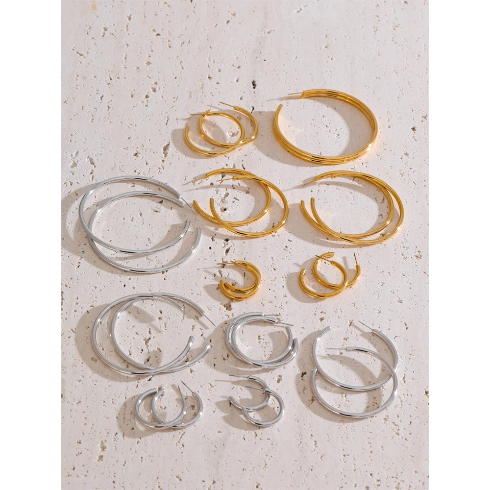 Minimalist geometric earrings in gold-plated stainless steel.