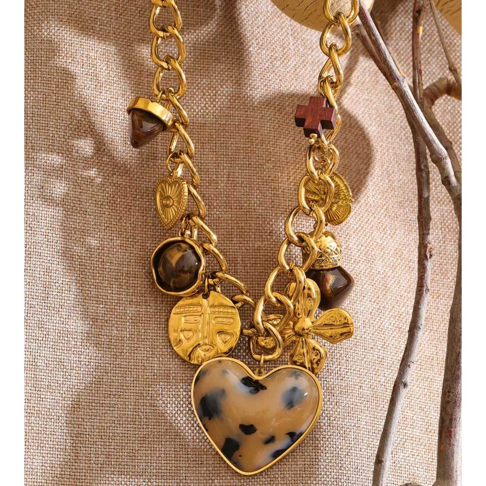 Resin heart flower necklace in gold-plated stainless steel with resin.