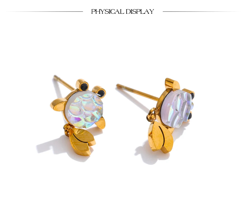 Resin multi-color geometric earrings in gold-plated stainless steel with resin.