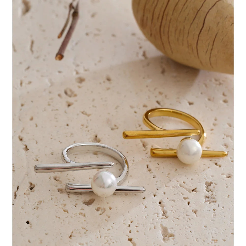 Pearl geometric ring in 18K gold-plated stainless steel with pearl.