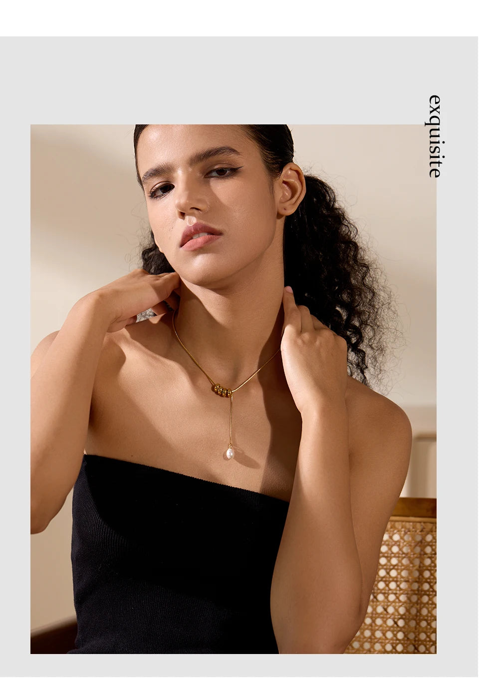 Pearl beaded geometric necklace in gold-plated stainless steel with pearl.
