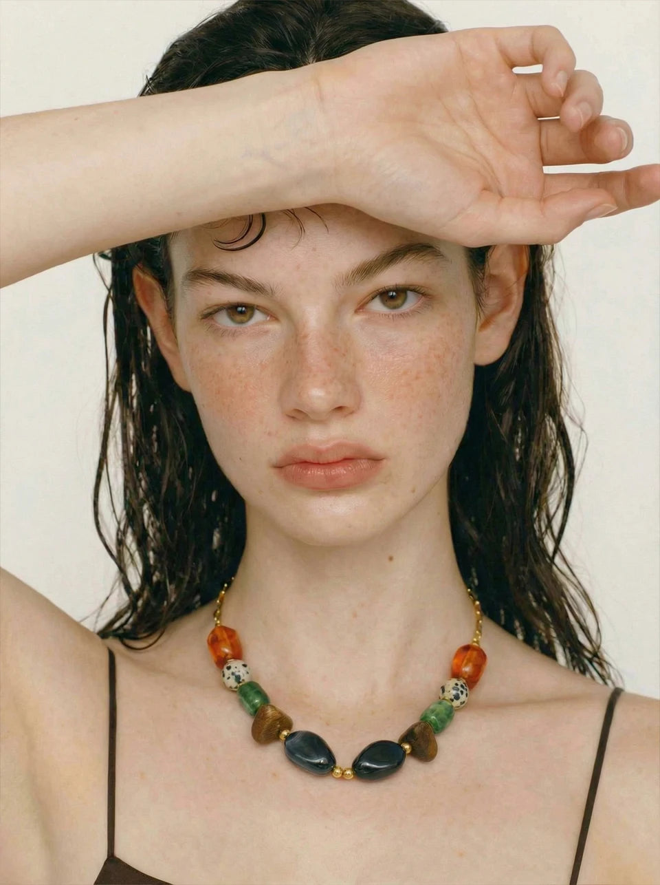 Resin natural stone beaded necklace in gold-plated stainless steel with natural stone and resin.
