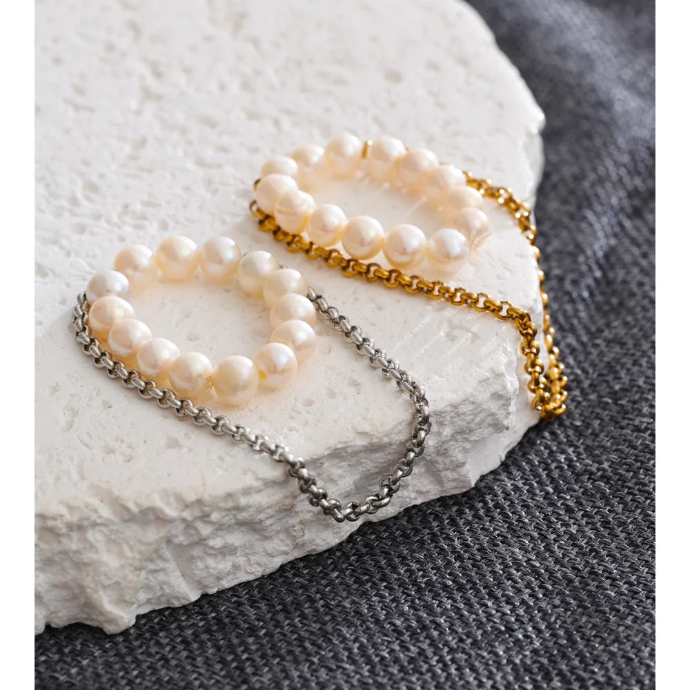 Freshwater pearl geometric necklace in 18K gold-plated stainless steel with freshwater pearl.