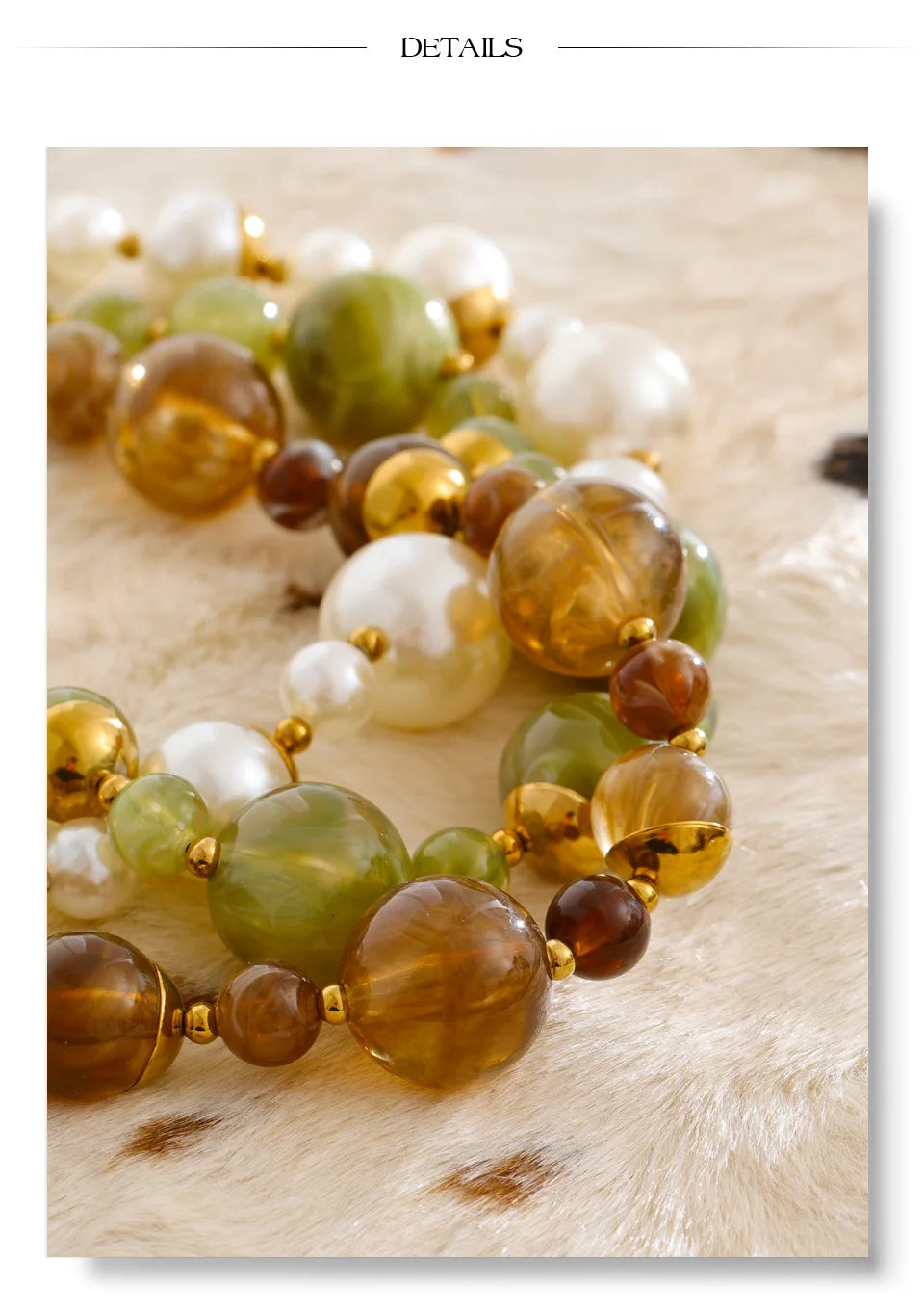 Pearl resin acrylic necklace in gold-plated stainless steel with pearl and resin.