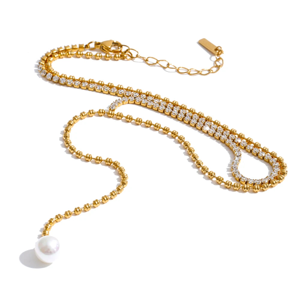 Cubic zirconia pearl geometric necklace in gold-plated stainless steel with pearl and cubic zirconia.