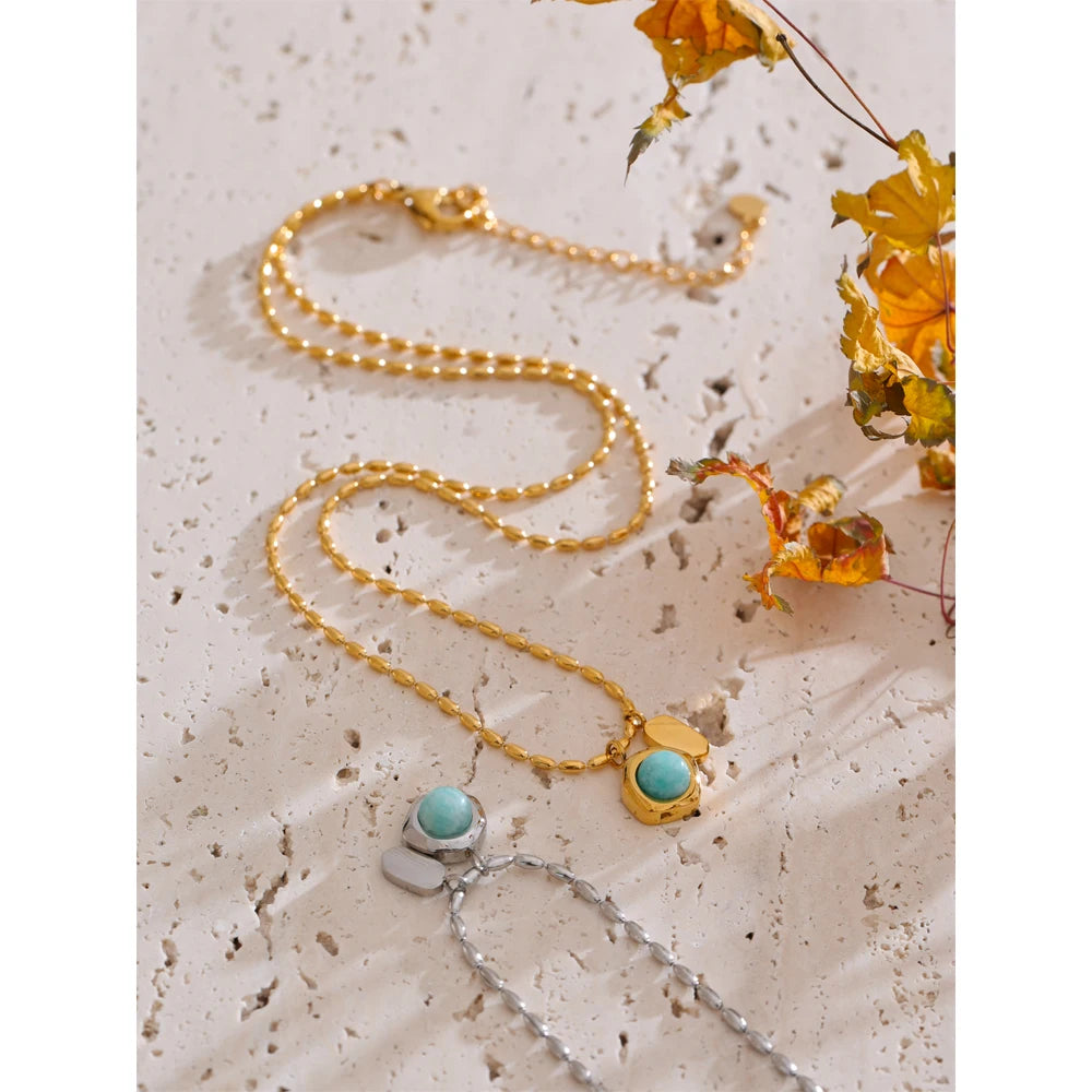 Natural stone geometric necklace in gold-plated stainless steel with natural stone.