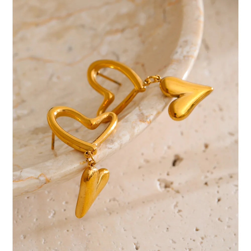 Heart earrings in gold-plated stainless steel.