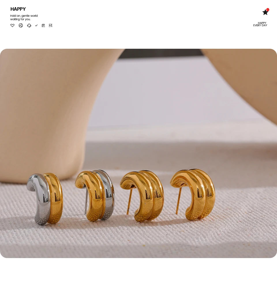 Minimalist geometric earrings in gold-plated stainless steel.