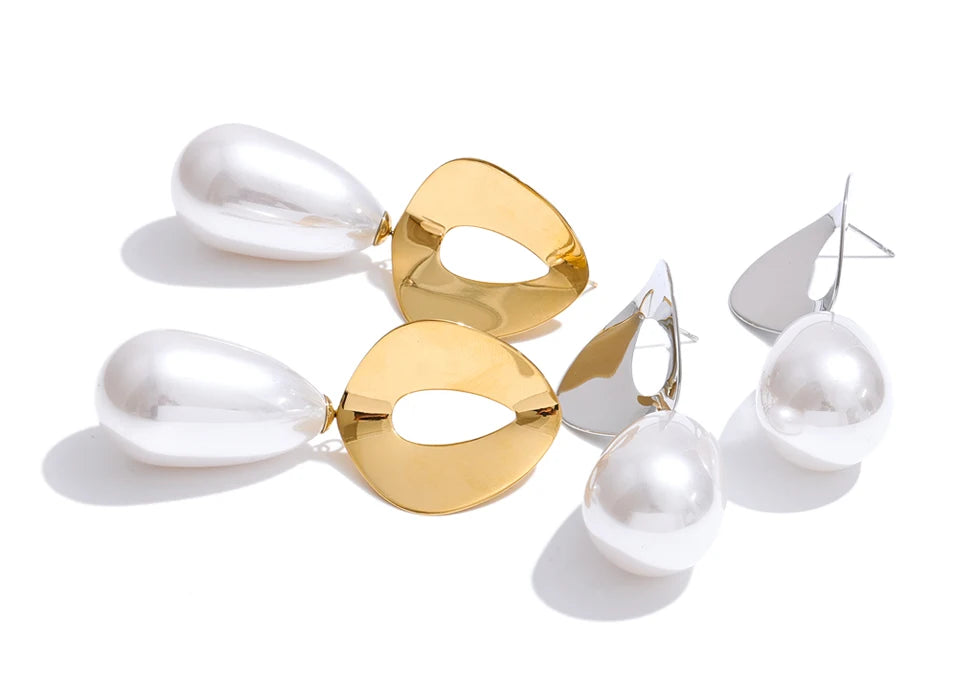 Pearl geometric earrings in gold-plated stainless steel with pearl.