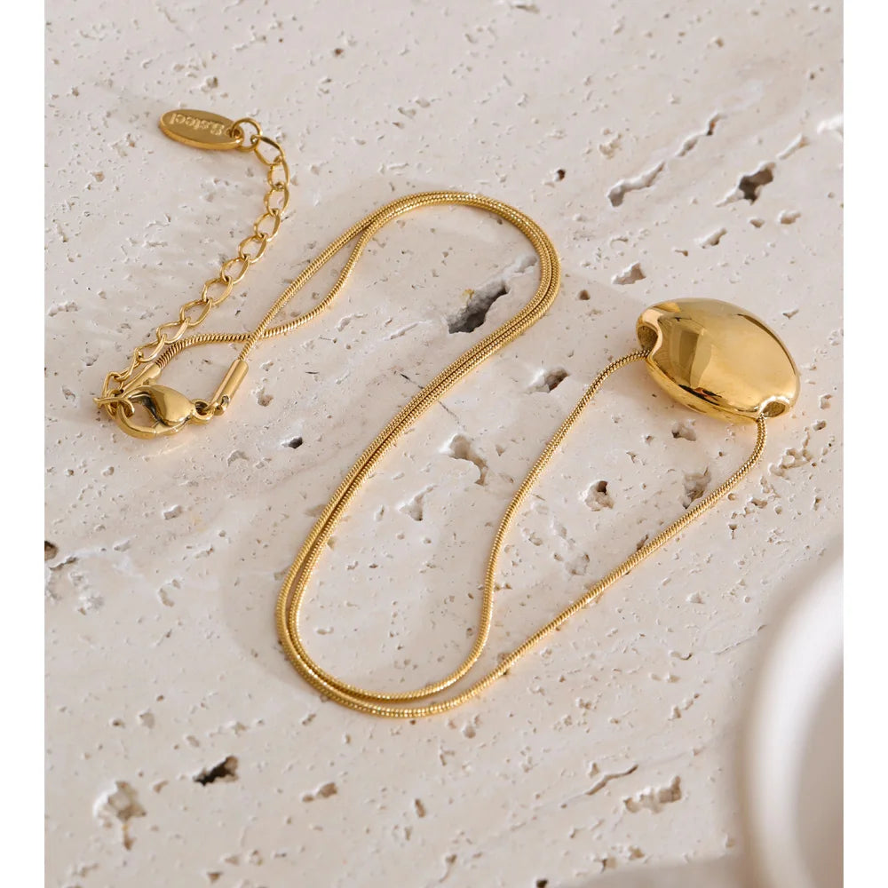 Geometric necklace in gold-plated stainless steel.