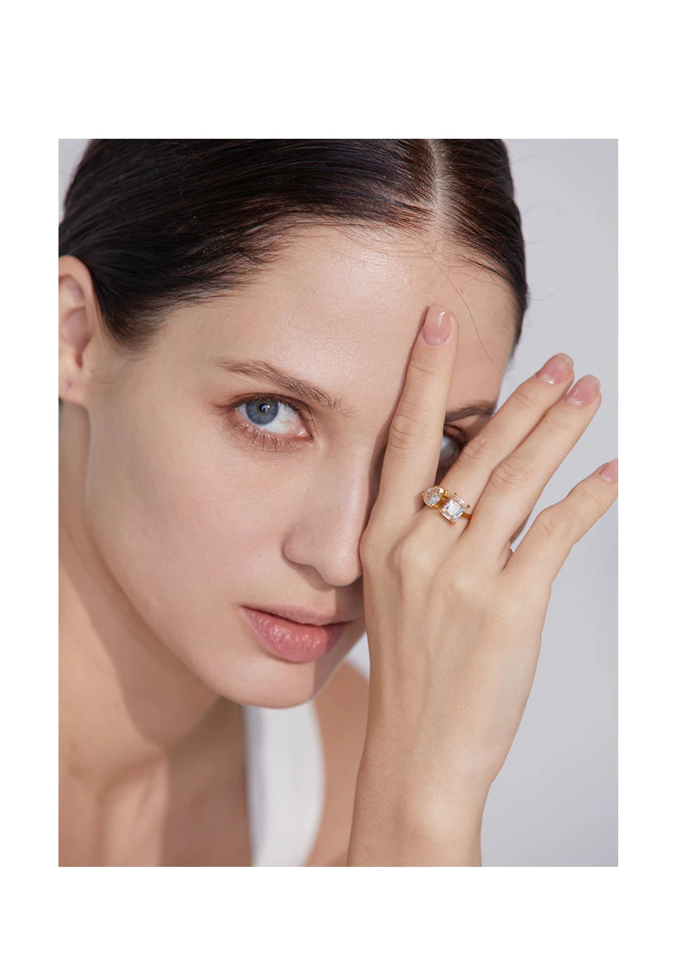 White cubic zirconia geometric ring in 18K gold-plated stainless steel with cubic zirconia.
