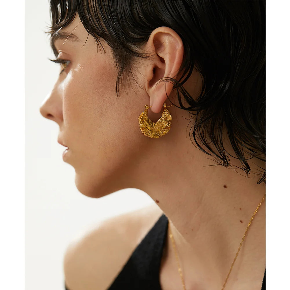 Geometric earrings in 18K gold-plated stainless steel.