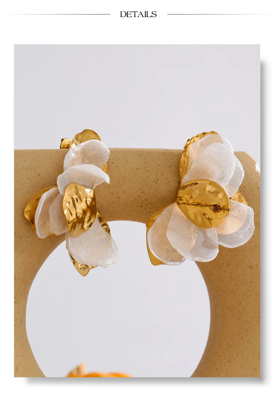 Flower earrings in gold-plated stainless steel.