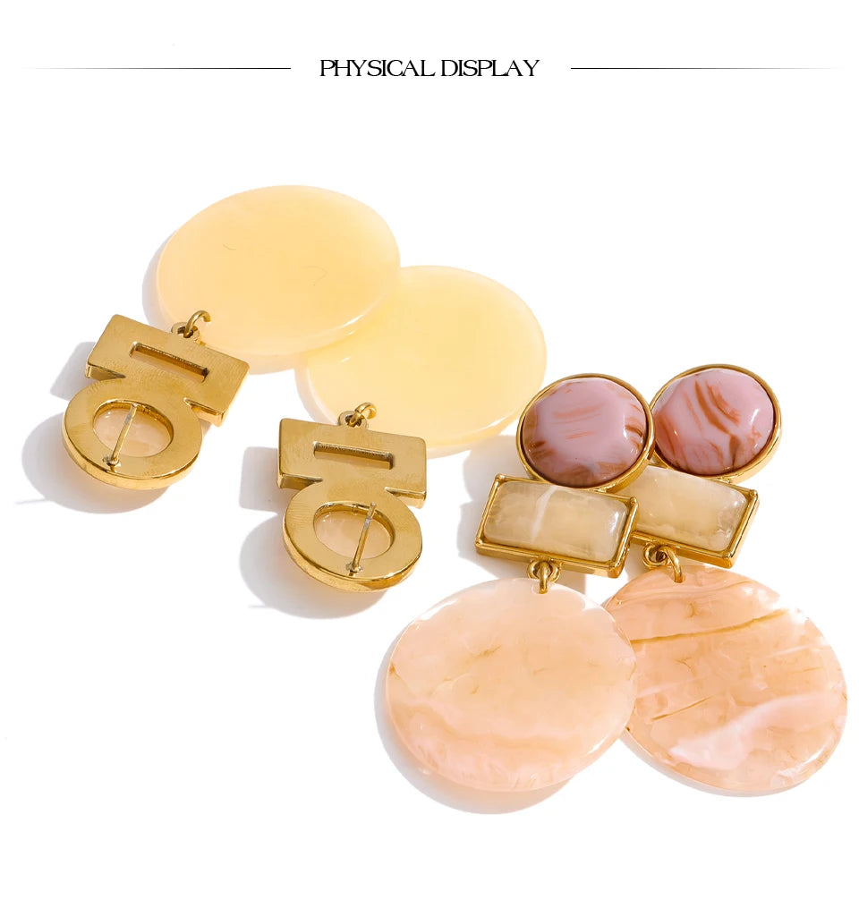 Resin geometric earrings in gold-plated stainless steel with resin.