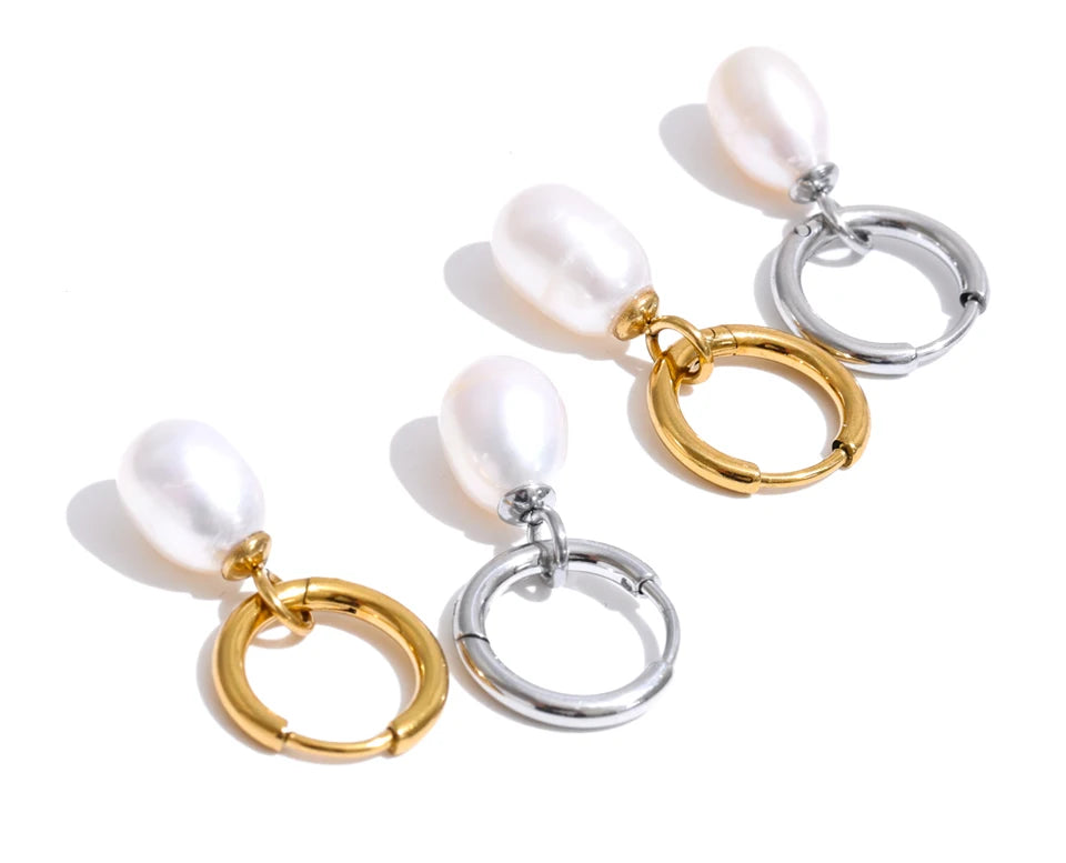 Freshwater pearl geometric earrings in gold-plated stainless steel with freshwater pearl.