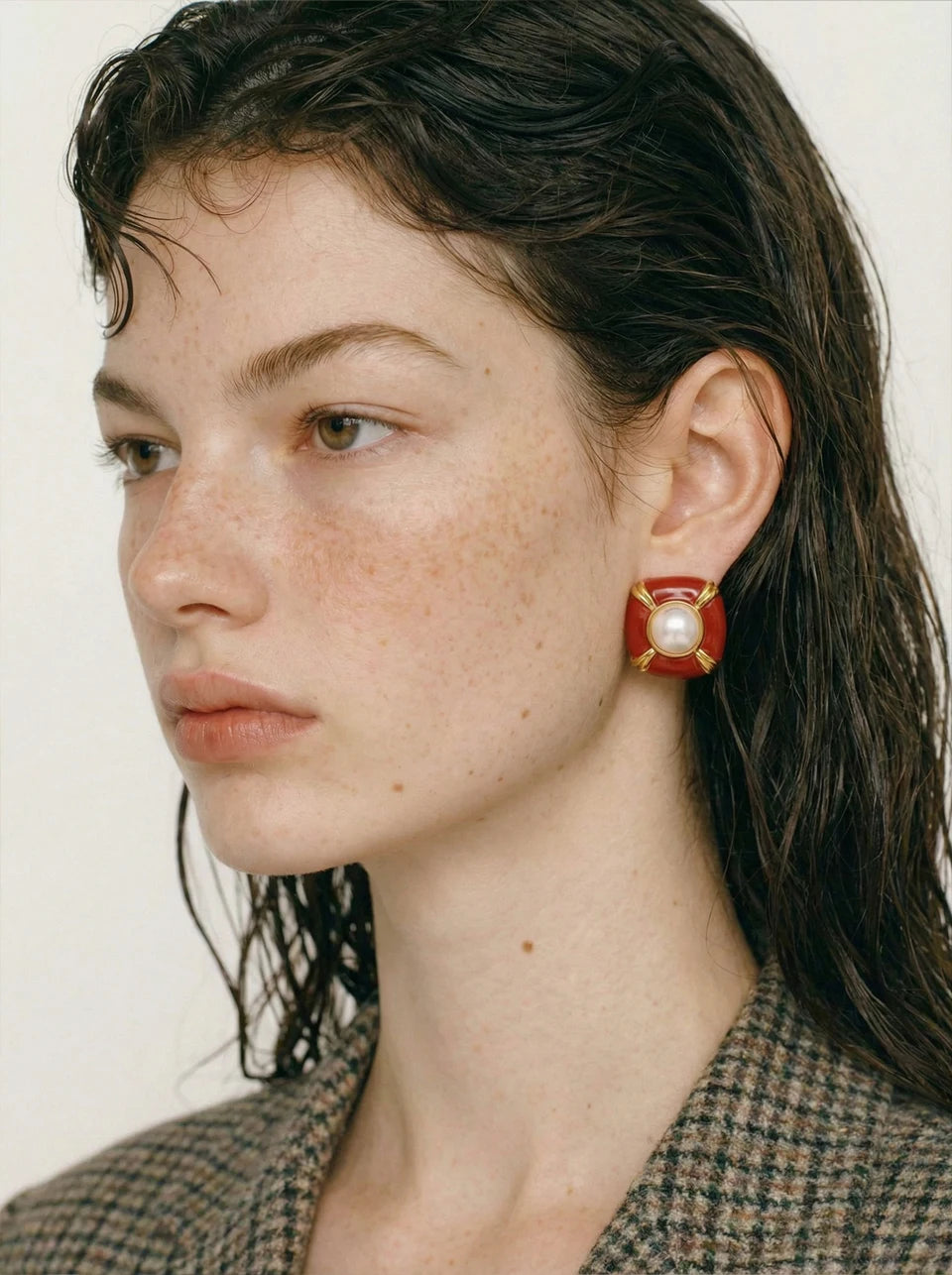 Pearl enamel multi-color earrings in gold-plated stainless steel with pearl and enamel.