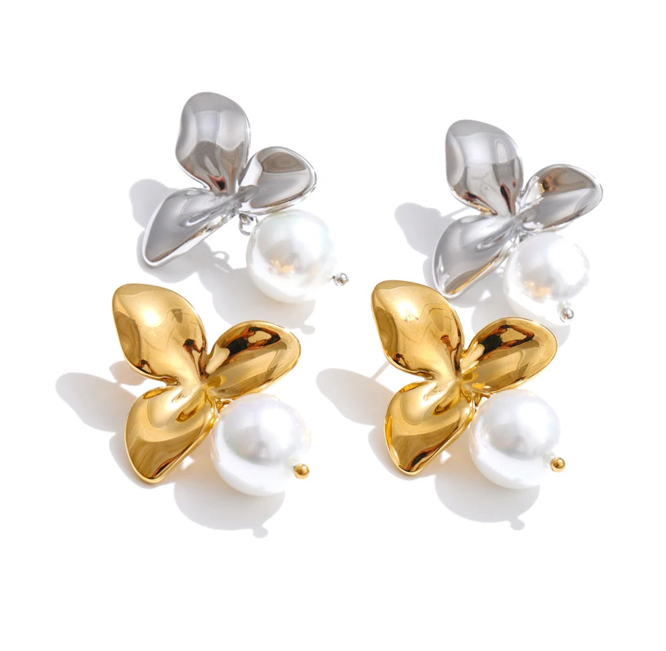 Pearl flower earrings in gold-plated stainless steel with pearl.