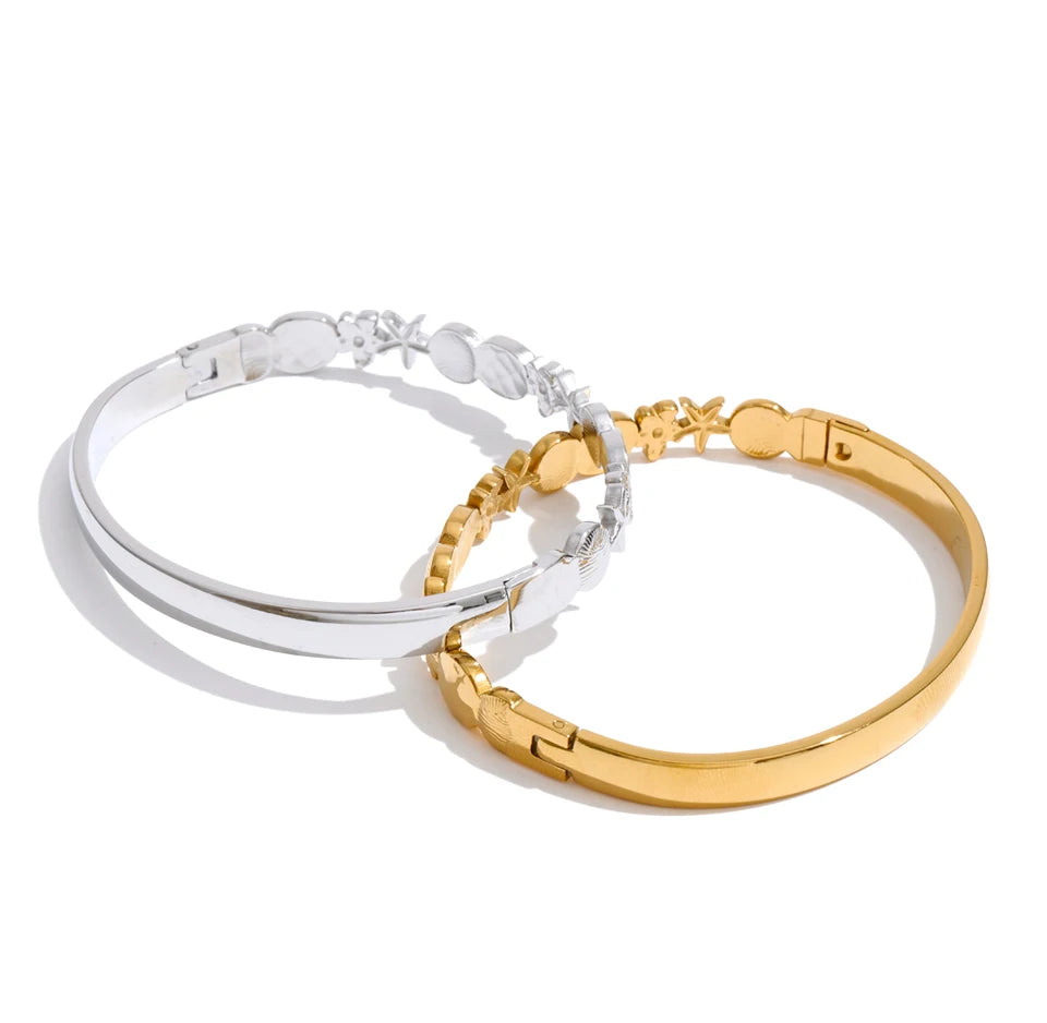 Flower star geometric bracelet in gold-plated stainless steel.