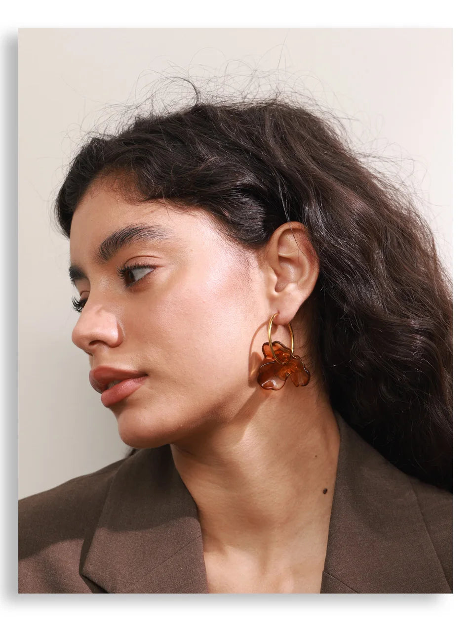 Resin flower earrings in gold-plated stainless steel with resin.